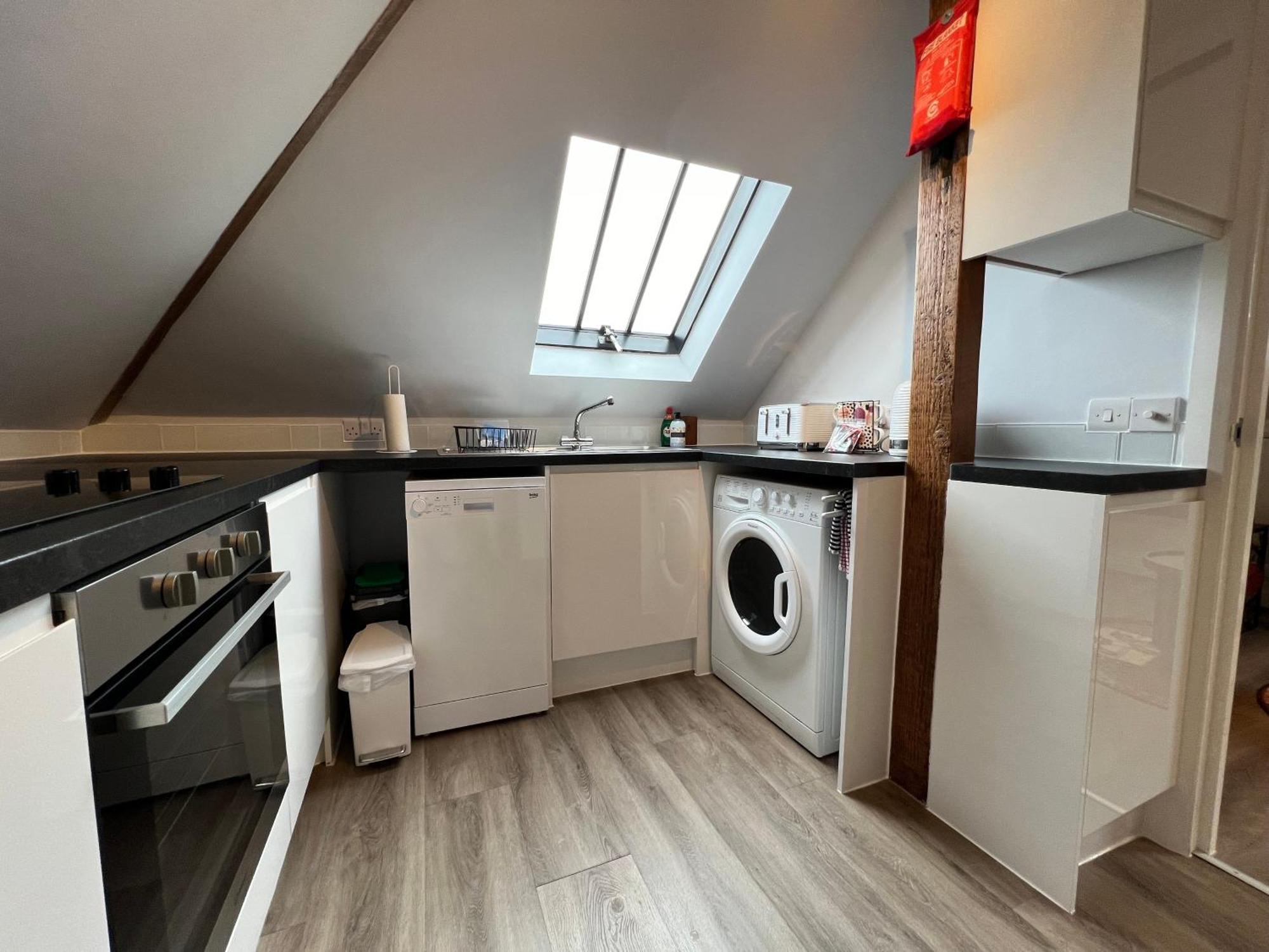 Glastonbury Secret Retreat - 1 Bd Split-Level Apt, Sleeps 3 Exterior foto