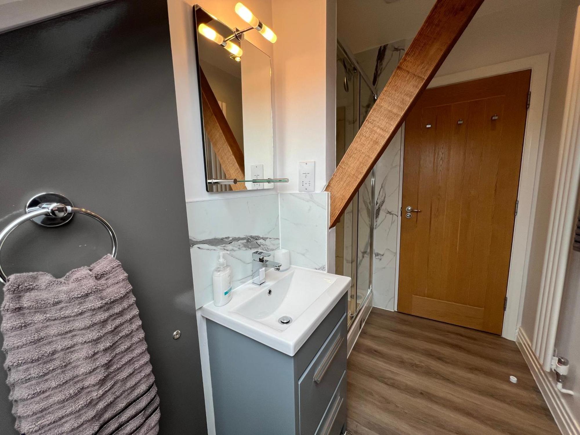 Glastonbury Secret Retreat - 1 Bd Split-Level Apt, Sleeps 3 Exterior foto