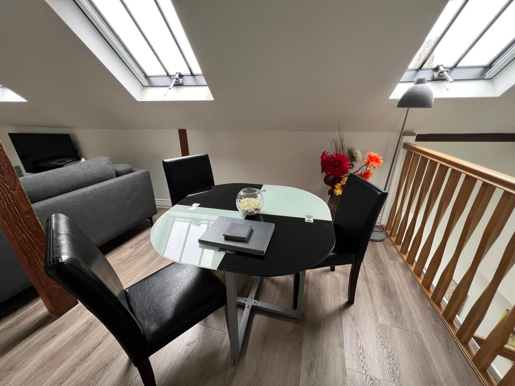 Glastonbury Secret Retreat - 1 Bd Split-Level Apt, Sleeps 3 Exterior foto